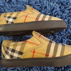 (Authentic)Burberry kids slip on